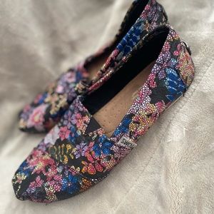 Floral Toms size 8.5